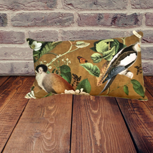 Charger l'image dans la galerie, Coussins tapissiers à motif animalier et jungle (lémurs, singes, perroquets). Coton. Garnissage plumes de canard et mousse.