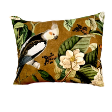 Charger l'image dans la galerie, Coussins tapissiers à motif animalier et jungle (lémurs, singes, perroquets). Coton. Garnissage plumes de canard et mousse.