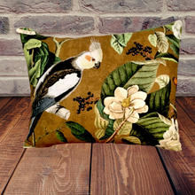 Charger l'image dans la galerie, Coussins tapissiers à motif animalier et jungle (lémurs, singes, perroquets). Coton. Garnissage plumes de canard et mousse.