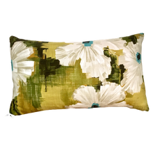 Charger l'image dans la galerie, Coussins tapissiers à motif floral graphique dans un tissu de l'éditeur anglais Harlequin.