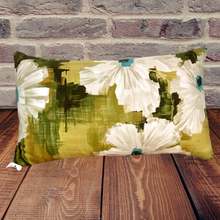 Charger l'image dans la galerie, Coussins tapissiers à motif floral graphique dans un tissu de l'éditeur anglais Harlequin.