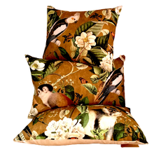 Charger l'image dans la galerie, Coussins tapissiers à motif animalier et jungle (lémurs, singes, perroquets). Coton. Garnissage plumes de canard et mousse.