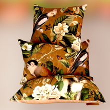 Charger l'image dans la galerie, Coussins tapissiers à motif animalier et jungle (lémurs, singes, perroquets). Coton. Garnissage plumes de canard et mousse.