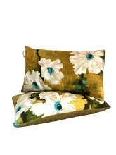 Charger l'image dans la galerie, Coussins tapissiers à motif floral graphique dans un tissu de l'éditeur anglais Harlequin.