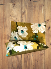 Charger l'image dans la galerie, Coussins tapissiers à motif floral graphique dans un tissu de l'éditeur anglais Harlequin.