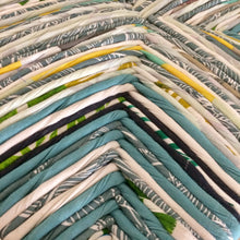 Charger l'image dans la galerie, Chaise originale peinte en vert pâle poudré