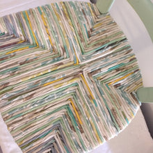 Charger l'image dans la galerie, Chaise originale peinte en vert pâle poudré