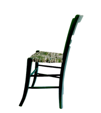 Charger l'image dans la galerie, Chaise à festons verte. penchée