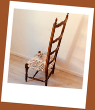 Charger l&#39;image dans la galerie, Chaise de nourrice type espagnol paillée en tissus de couleur. Coté
