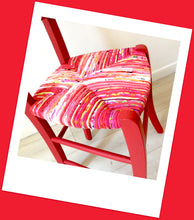 Charger l'image dans la galerie, Chaise paillée ancienne revêtue d'un paillage dans les tons rouges, roses, écru avec une pointe de vert.t 2