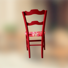 Charger l'image dans la galerie, Chaise paillée ancienne revêtue d'un paillage dans les tons rouges, roses, écru avec une pointe de vert. Vue dos