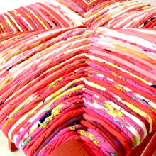 Charger l'image dans la galerie, Chaise paillée ancienne revêtue d'un paillage dans les tons rouges, roses, écru avec une pointe de vert.t.