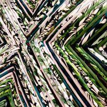 Charger l'image dans la galerie, Chaise vert mer simple. Détail