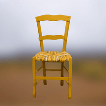 Charger l&#39;image dans la galerie, chaise paillée en torons de tissus repeinte en jaune curry. Paillage jaune avec des touches de bleus. sur fond
