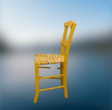 Charger l&#39;image dans la galerie, chaise paillée en torons de tissus repeinte en jaune curry. Paillage jaune avec des touches de bleus. fond bleu

