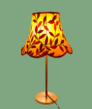 Charger l'image dans la galerie, Abat-jour pagode fleurs à festons bas, soie et lin, voile de coton orange. Détail de la finition. soutache. Allumé