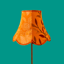 Charger l'image dans la galerie, Abat-jour pagode fleurs à festons bas, soie et lin, voile de coton orange, de profil