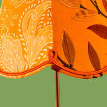 Charger l'image dans la galerie, Abat-jour pagode fleurs à festons bas, soie et lin, voile de coton orange. Détail de la finition. soutache