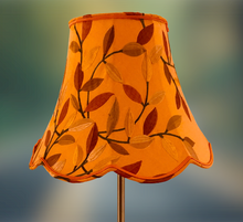 Charger l'image dans la galerie, Abat-jour pagode fleurs à festons bas, soie et lin, voile de coton orange. Face soie et lin brodés.