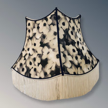 Charger l'image dans la galerie, Pagode carrée cousue main et doublée. Voile de coton et soie. Pièce unique de La Mue Créations