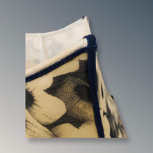 Charger l'image dans la galerie, Pagode carrée cousue main et doublée. Voile de coton et soie. Détails des finitions. La Mue Créations