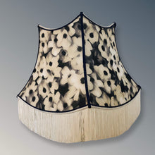 Charger l'image dans la galerie, Pagode carrée cousue main et doublée. Voile de coton et soie. De côté. La Mue Créations