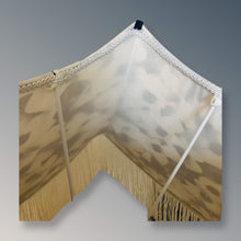 Charger l'image dans la galerie, Pagode carrée à festons bas et festons inversés haut, cousue main et revêtue d'un voile de coton et soie à motifs floraux.