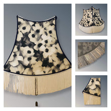 Charger l'image dans la galerie, Pagode carrée à festons bas et festons inversés haut, cousue main et revêtue d'un voile de coton et soie à motifs floraux.