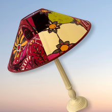 Charger l'image dans la galerie, Abatjour chapeau chinois. Diamètre 45 cms. Rouge, écru, anis. sur pied