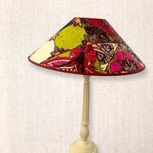 Charger l'image dans la galerie, Abatjour chapeau chinois. Diamètre 45 cms. Rouge, écru, anis. sur pied 2