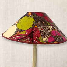 Charger l'image dans la galerie, Abatjour chapeau chinois. Diamètre 45 cms. Rouge, écru, anis. Face