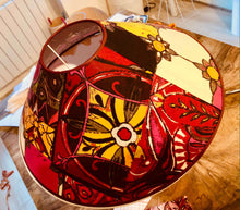 Charger l'image dans la galerie, Abatjour chapeau chinois. Diamètre 45 cms. Rouge, écru, anis. vue de haut