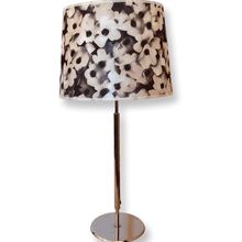 Charger l'image dans la galerie, Abatjour tambour de grande taille revêtu d'un voile de coton et soie à motifs de fleurs stylisées, sur pied.