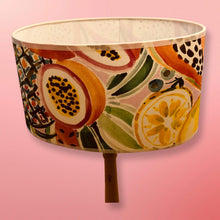 Charger l'image dans la galerie, Abat jour revêtus d'un tissu de coton à motifs de fleurs et fruits tropicaux stylisés. Forme ovale.