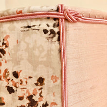 Charger l'image dans la galerie, Mini pagode rose poudré. Soie-voile de coton.Perles. Soutaches