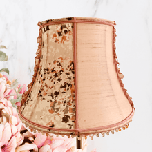 Charger l'image dans la galerie, Mini pagode rose poudré. Soie-voile de coton.Perles. Fond.