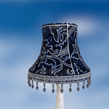 Charger l'image dans la galerie, Pagode fleur. Soie sauvage bleu poudré. Cousue main. Frange perlée