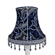 Charger l'image dans la galerie, Pagode fleur. Soie sauvage bleu poudré. Cousue main. Frange perlée