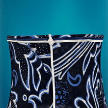 Charger l'image dans la galerie, Pagode fleur. Soie sauvage bleu poudré. Cousue main. Frange perlée