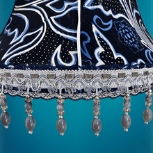 Charger l'image dans la galerie, Pagode fleur. Soie sauvage bleu poudré. Cousue main. Frange perlée