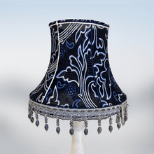 Charger l'image dans la galerie, Pagode fleur. Soie sauvage bleu poudré. Cousue main. Frange perlée