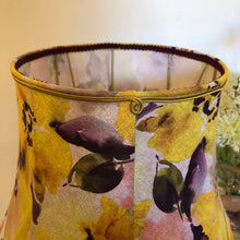 Charger l'image dans la galerie, Petite pagode fleur jaune prune. Détail 2