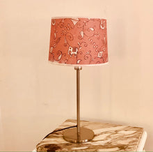 Charger l'image dans la galerie, Tambour petit. Saree en soie. Elephants vieux rose. Sur pied