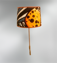 Charger l'image dans la galerie, Abat-jour tambour contrecollé. Tomiko Orange. Motifs graphiques dans des tons toniques .