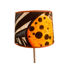 Charger l'image dans la galerie, Abat-jour tambour contrecollé. Tomiko Orange. Motifs graphiques dans des tons toniques .