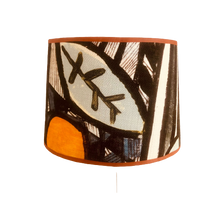 Charger l'image dans la galerie, Abat-jour tambour contrecollé. Tomiko Orange. Motifs graphiques dans des tons toniques .