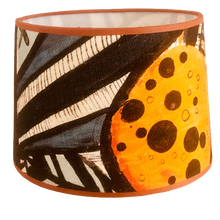 Charger l'image dans la galerie, Abat-jour tambour contrecollé. Tomiko Orange. Motifs graphiques dans des tons toniques .