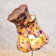 Charger l'image dans la galerie, Pagode tulipe à festons haut et bas, fleurs stylisées sur fond jaune, cousu à la main.