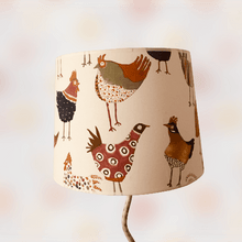 Charger l'image dans la galerie, Abat-jour-de-grande-taille-contrecollé-sur-un-tissu-à-motifs-cocottes-stylisées-autre-vue