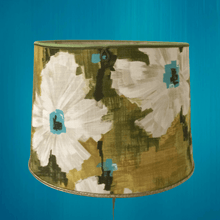 Charger l'image dans la galerie, Abatjour tambour. Tissu Harlequin à grandes fleurs.